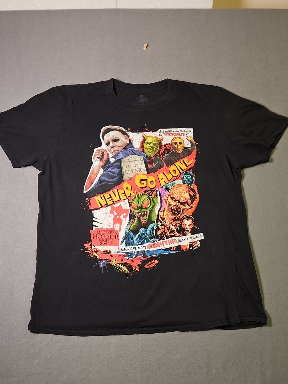 Black 'Never Go Alone' Horror Graphic Short Sleeve Tee - Michael Myers Design